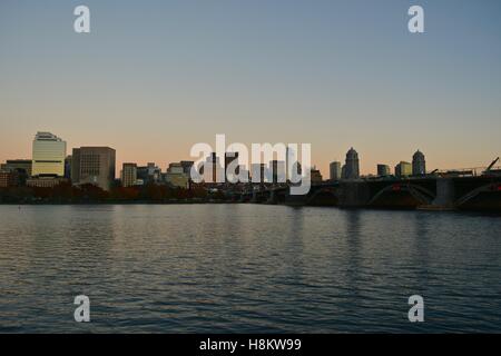 Innenstadt von Boston, Beacon Hill und die Longfellow Bridge über den Charles River in Cambridge, Massachusetts bei Sonnenuntergang gesehen. Stockfoto