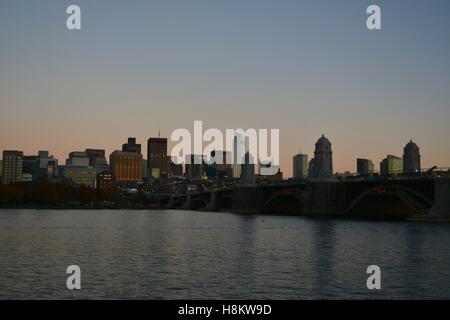 Innenstadt von Boston, Beacon Hill und die Longfellow Bridge über den Charles River in Cambridge, Massachusetts bei Sonnenuntergang gesehen. Stockfoto