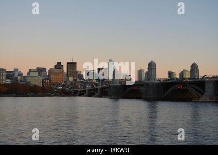 Innenstadt von Boston, Beacon Hill und die Longfellow Bridge über den Charles River in Cambridge, Massachusetts bei Sonnenuntergang gesehen. Stockfoto