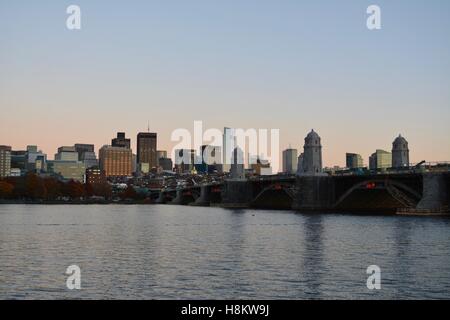 Innenstadt von Boston, Beacon Hill und die Longfellow Bridge über den Charles River in Cambridge, Massachusetts bei Sonnenuntergang gesehen. Stockfoto