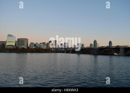 Innenstadt von Boston, Beacon Hill und die Longfellow Bridge über den Charles River in Cambridge, Massachusetts bei Sonnenuntergang gesehen. Stockfoto