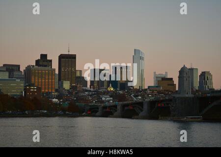 Innenstadt von Boston, Beacon Hill und die Longfellow Bridge über den Charles River in Cambridge, Massachusetts bei Sonnenuntergang gesehen. Stockfoto