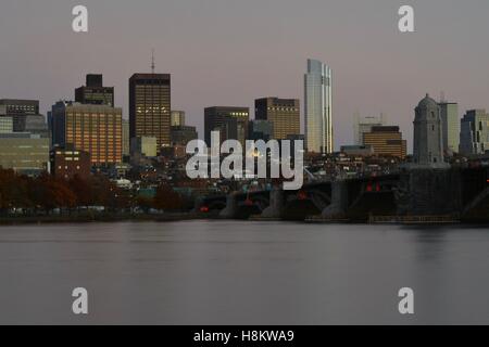 Innenstadt von Boston, Beacon Hill und die Longfellow Bridge über den Charles River in Cambridge, Massachusetts bei Sonnenuntergang gesehen. Stockfoto