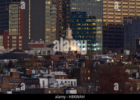 Innenstadt von Boston, Beacon Hill und die Longfellow Bridge über den Charles River in Cambridge, Massachusetts bei Sonnenuntergang gesehen. Stockfoto