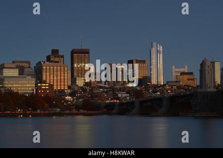 Innenstadt von Boston, Beacon Hill und die Longfellow Bridge über den Charles River in Cambridge, Massachusetts bei Sonnenuntergang gesehen. Stockfoto