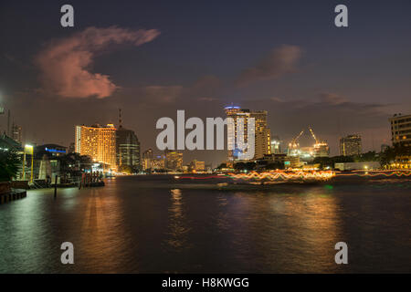 Blaue Stunde auf dem Chao Phraya River in Bangkok, Thailand Stockfoto