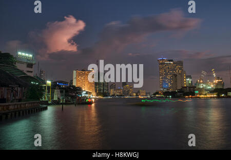 Blaue Stunde auf dem Chao Phraya River in Bangkok, Thailand Stockfoto