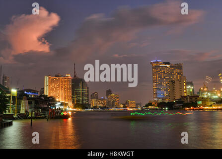 Blaue Stunde auf dem Chao Phraya River in Bangkok, Thailand Stockfoto