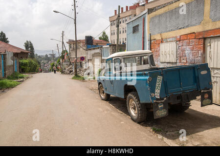 Addis Abeba, Äthiopien - Land Rover Serie 3 Pick-up LKW geparkt, an einer Nebenstrasse in Addis Abeba Stockfoto