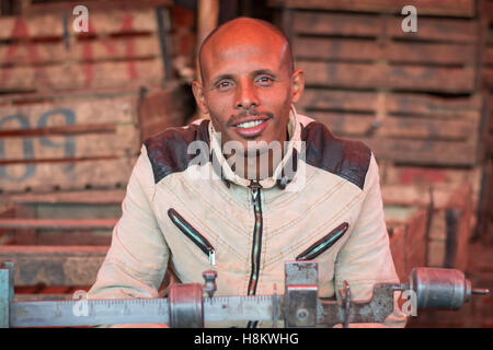 Addis Abeba, Äthiopien - Porträt eines Mannes im Addis Mercato, öffnen die größte Luftverkehrsmarkt in Afrika. Stockfoto