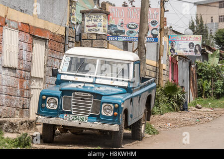 Addis Abeba, Äthiopien - Land Rover Serie 3 Pick-up LKW geparkt, an einer Nebenstrasse in Addis Abeba Stockfoto