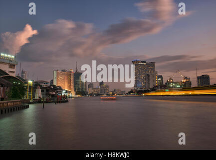 Blaue Stunde auf dem Chao Phraya River in Bangkok, Thailand Stockfoto