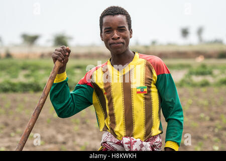 Meki Batu, Äthiopien - junge männliche Arbeiter Bodenbearbeitung den Boden an den Obst- und Gemüse-Erzeuger-Genossenschaft in Meki Batu. Stockfoto