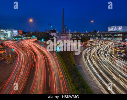 Rush Hour am Siegesdenkmal, Bangkok, Thailand Stockfoto