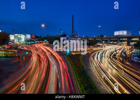 Rush Hour am Siegesdenkmal, Bangkok, Thailand Stockfoto