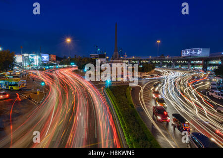 Rush Hour am Siegesdenkmal, Bangkok, Thailand Stockfoto