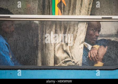 Meki Batu, Äthiopien - dramatische Porträt zweier äthiopischen Männer in einem Bus sitzen, während es draußen in Meki Batu regnet. Stockfoto