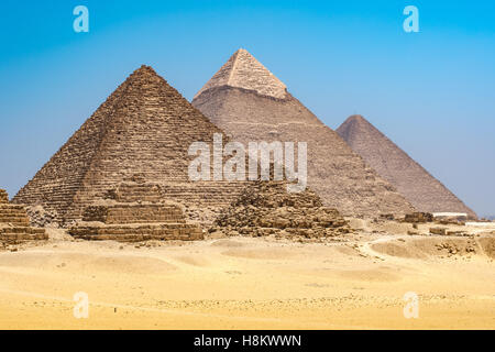 Kairo, Ägypten die drei großen Pyramiden von Gizeh vor einem strahlend blauen Himmel. Von links nach rechts steht die Pyramide von Mekaure (smalle Stockfoto