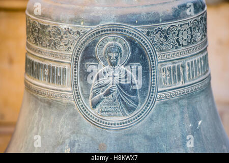 Kairo, Ägypten. Nahaufnahme von einem geschnitzten Bild Christi auf eine Glocke in das Kloster St. George in das koptische Viertel in Kairo Stockfoto