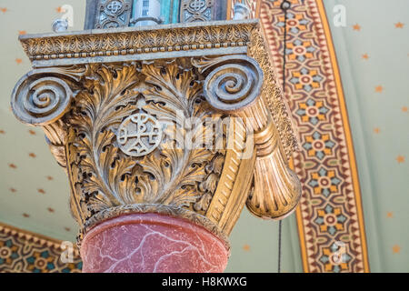 Kairo, Ägypten. Details der kunstvoll geschnitzten Designs auf den inneren Säulen des Klosters von St. George in das koptische Viertel in Stockfoto