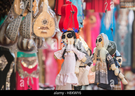 Kairo, Ägypten. Handgefertigte Puppen, Musikinstrumente (5 saitige Oud) und andere Souvenirs zum Verkauf in einem Geschäft in der Nahaufnahme Stockfoto