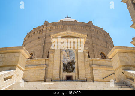 Kairo, Ägypten. Relief des St. George Slaying der Drache an der Wand der griechisch-orthodoxen Kirche und Kloster St. Georg (Mari G Stockfoto