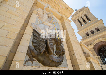 Kairo, Ägypten. Relief des St. George Slaying der Drache an der Wand der griechisch-orthodoxen Kirche und Kloster St. Georg (Mari G Stockfoto