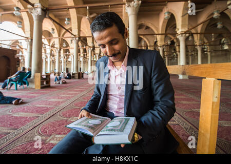 Kairo, Ägypten. Ägyptischen Mann liest aus dem Koran in einer Moschee in Kairo. Stockfoto