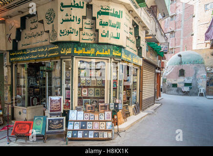 Kairo, Ägypten. Nahaufnahme eines Shops verkaufen Qurans im Outdoor-Basar / Flohmarkt Khan el-Khalili in Kairo. Stockfoto