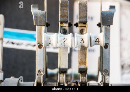 Stockholm Arlanda, Schweden - die alte Steuerelemente innerhalb des Cockpit-Raumes an das Jumbo Stay (Jumbohostel), eine Herberge, die eine Conver ist Stockfoto