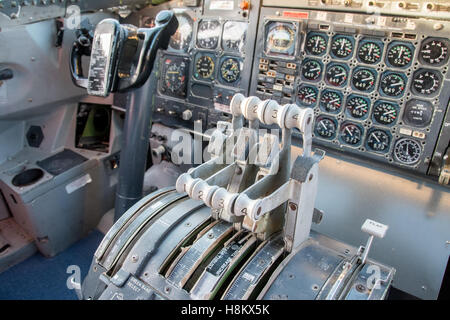 Stockholm Arlanda, Schweden - die alte Steuerelemente innerhalb des Cockpit-Raumes an das Jumbo Stay (Jumbohostel), eine Herberge, die eine Conver ist Stockfoto