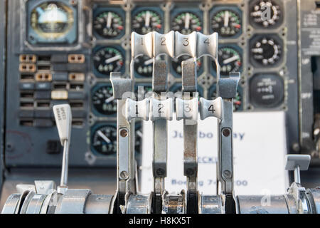 Stockholm Arlanda, Schweden - die alte Steuerelemente innerhalb des Cockpit-Raumes an das Jumbo Stay (Jumbohostel), eine Herberge, die eine Conver ist Stockfoto