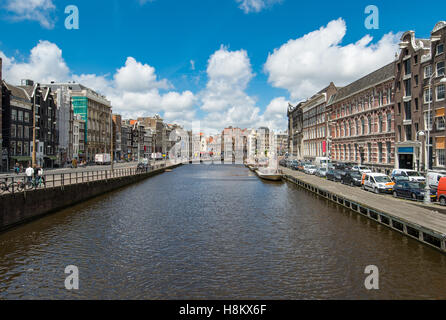 Amsterdam, Niederlande-Waterfront-Blick auf Boote angedockt ein Amsterdam-Kanal entlang. Stockfoto