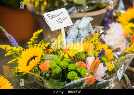 Amsterdam, Niederlande Nahaufnahme von Blumensträuße von Mischtypen von bunten Blumen für den Verkauf in einem Outdoor-Markt. Stockfoto