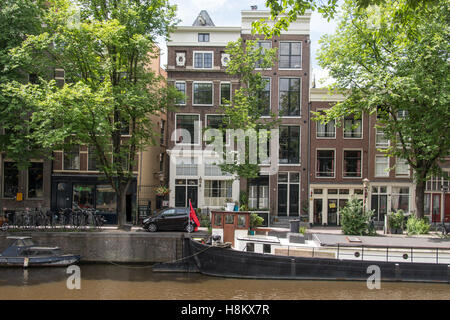 Amsterdam, Niederlande-Waterfront-Blick auf Boote angedockt ein Amsterdam-Kanal entlang. Stockfoto