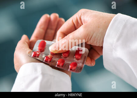 Ärztin, Patient, Gesundheitswesen und Pharmazie Konzept, selektiven Fokus rote Tabletten anzubieten Stockfoto