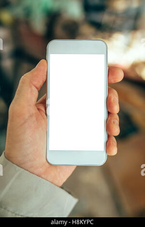 Männliche Hand, die weißen Smartphone mit leeren Bildschirm als Textfreiraum Stockfoto
