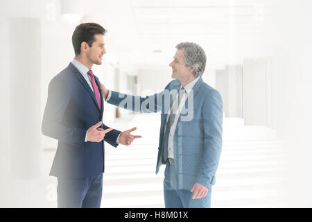 Geschäftsleute mit Diskussion in neues Büro Stockfoto