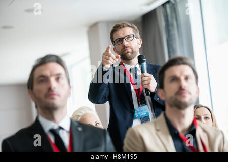 Geschäftsmann, gestikulieren und Frage im seminar Stockfoto