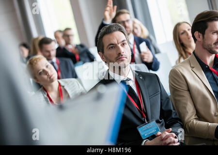 Menschen Teilnahme an Geschäftsseminar am Kongresszentrum Stockfoto