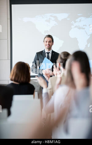 Glücklich Redner Blick auf Publikum applaudiert während seminar Stockfoto