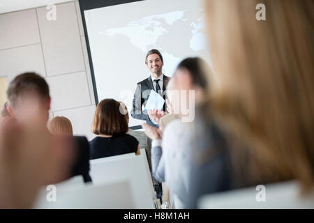 Zuversichtlich Redner Blick auf Publikum applaudiert während seminar Stockfoto