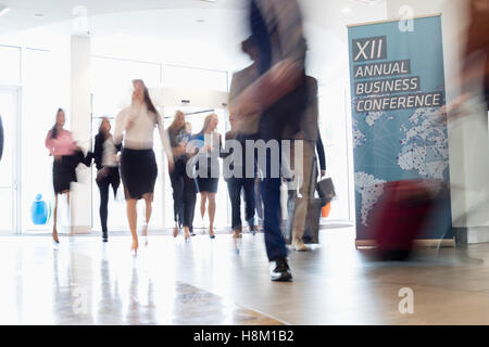 Bewegungsunschärfe von Geschäftsleuten im Convention Center zu Fuß Stockfoto