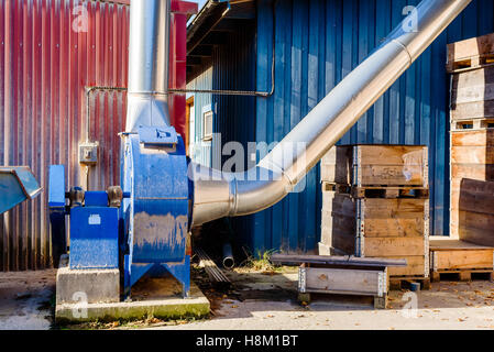 Brakne Hoby, Schweden - 29. Oktober 2016: Dokumentation der industriellen Umgebung. Sägemehl-Extraktor außerhalb eines Sägewerkes. Stockfoto