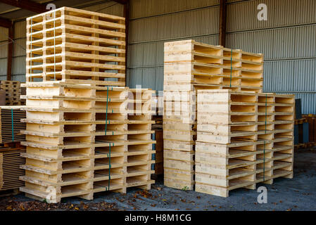 Brakne Hoby, Schweden - 29. Oktober 2016: Dokumentation der industriellen Umgebung. Outdoor-Palette Speicherbereich unter Dach. Stockfoto