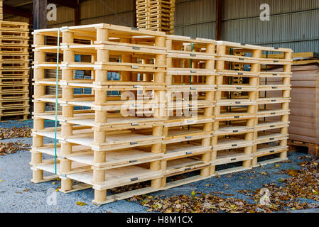 Brakne Hoby, Schweden - 29. Oktober 2016: Dokumentation der industriellen Umgebung. Outdoor-Palette Speicherbereich unter Dach. Stockfoto