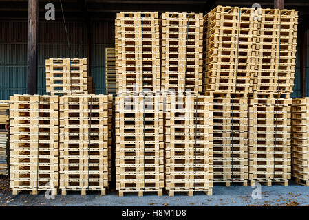 Brakne Hoby, Schweden - 29. Oktober 2016: Dokumentation der industriellen Umgebung. Outdoor-Palette Speicherbereich unter Dach. Stockfoto