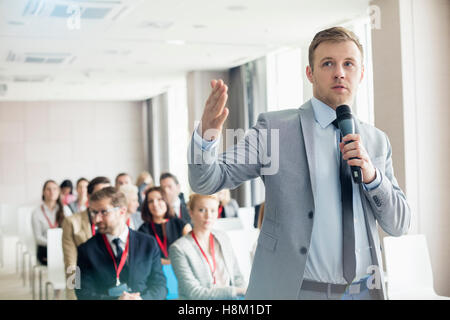 Unternehmer sprechen über das Mikrofon während Seminar im Convention center Stockfoto