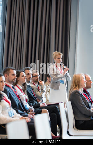 Geschäftsfrau Fragen beim Seminar im Convention center Stockfoto