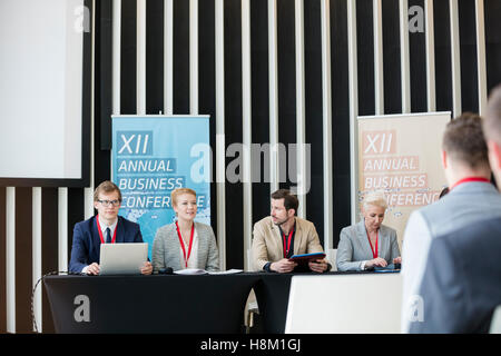 Business-Leute sitzen am Schreibtisch im Seminarraum Stockfoto